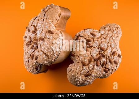 Colomba Pasquale, traditionelle italienische Ostertaube mit glasierten Zucker und Mandeln auf der Oberseite. Zwei Kuchen isoliert auf orangefarbenem Hintergrund Stockfoto