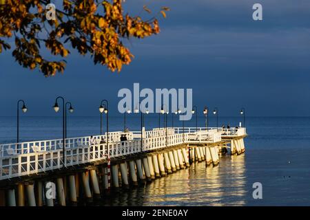 Holzsteg am Strand in Gdynia in Pommern, Polen Stockfoto