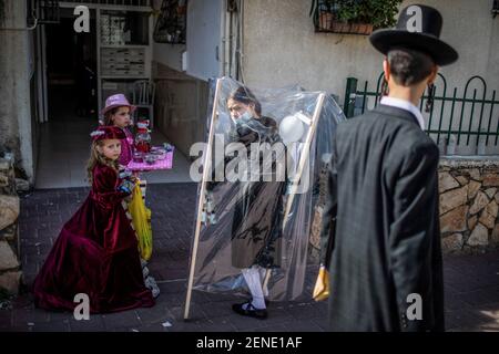 Bnei Brak, Israel. Februar 2021, 26th. Kostümierte jüdische Mädchen nehmen an Feierlichkeiten anlässlich Purim Teil, auch das Fest der Lose genannt, ein Karneval-ähnlicher jüdischer Feiertag, der an die Rettung des jüdischen Volkes aus Haman erinnert, einem Beamten des Achämeniden Persischen Reiches, der plante, alle Juden zu töten, wie es im Buch Esther beschrieben wird. Quelle: Ilia Yefimovich/dpa/Alamy Live News Stockfoto