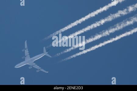 Wimbledon, London, Großbritannien. 26. Februar 2021. Lufthansa Airbus A340 fliegt um 39.000ft Uhr von Punta Cana nach Frankfurt über London. Quelle: Malcolm Park/Alamy Live News. Stockfoto