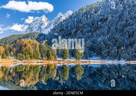 Lai da Palpuogna, Schweiz, nach einem Schneefall im frühen Herbst Stockfoto