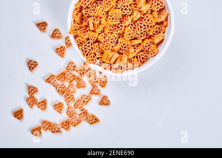 Herzförmige Pasta in weißer Schale Stockfoto