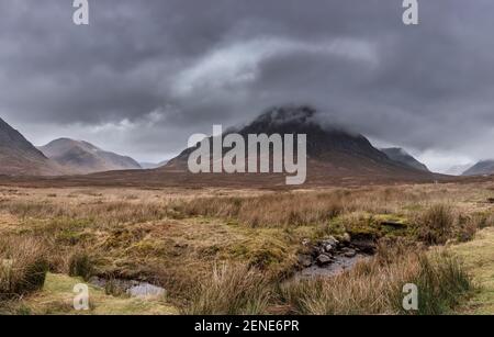 Episches dramatisches Landschaftsbild von Buachaille Etive Mor und River Etive in schottischen Highlands an einem Wintermorgen mit launisch Himmel und Beleuchtung Stockfoto