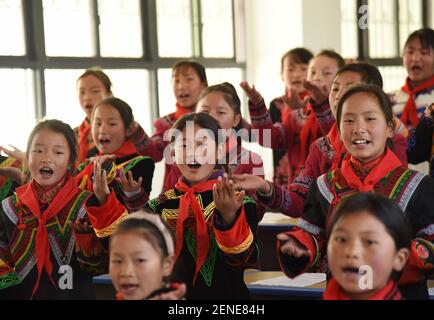 (210226) -- LIANGSHAN, 26. Februar 2021 (Xinhua) -- Jijue Jizhus jüngere Schwester (C, 2nd Reihe) singt im Schulchor in der südwestlichen chinesischen Provinz Sichuan, 24. Februar 2021. An einem verschneiten Tag im Februar 2018 ging ein neunjähriger Junge, der seinen jüngeren Bruder auf dem Rücken trug, in der autonomen Präfektur Liangshan Yi, Provinz Sichuan bergab auf dem Weg zum Haus seines Großvaters mütterlicherseits an einem Umzugsort. Xinhua Korrespondent hat den Moment eingefangen. Das Foto bewegte viele Chinesen. Mit Hilfe einer gezielten Armutslinderung verabschiedete sich Jijue Jizhus Familie vom lehmhaus in einem Berg Stockfoto