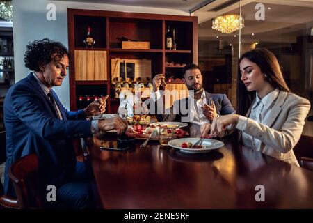 Gruppe von Geschäftsleuten, die Abendessen auf einer ruhigen und Friedliche Nacht Stockfoto