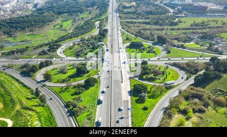 Drohnenansicht des Kleeblattwechsels. Autobahnkreuz. Portugal, Almada Stockfoto