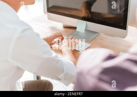 Hintergrundbild von Geschäftskollegen, die im Büro arbeiten c Stockfoto