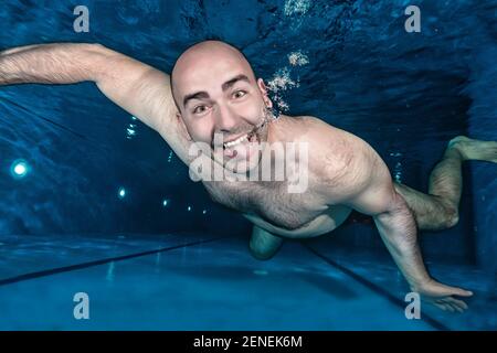 Lustige Kerl goofing herum beim Tauchen und lustige Gesichter machen Unter Wasser Stockfoto