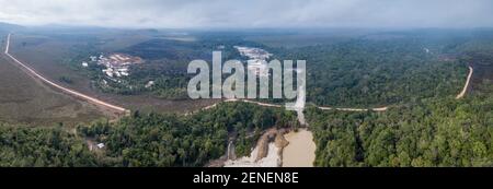 Panorama-Luftaufnahme der Entwaldung im Amazonas-Regenwald, illegaler Goldbergbau, Waldbrand für Viehweide Bauernhof, Fluss mit Quecksilber. Stockfoto