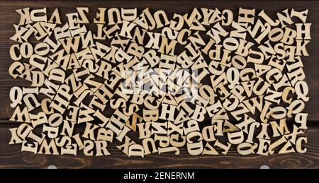Hintergrund ist aus Holz durcheinander Buchstaben. englisches Alphabet. Vintage-Buchdruck-Typen. Tag Der Englischen Sprache Stockfoto