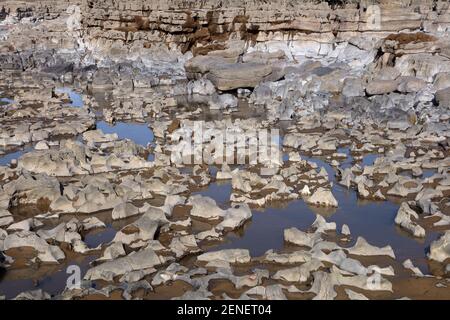 Verschiedene Formen von Felsen an einem beliebten Strand bei Ebbe, sind diese Felsen normalerweise nicht sichtbar für die meisten des Tages durch die Gezeiten versteckt. Stockfoto