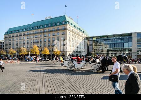 Der Blick auf das Hotel Adlon Kempinski in Berlin, Deutschland. Stockfoto