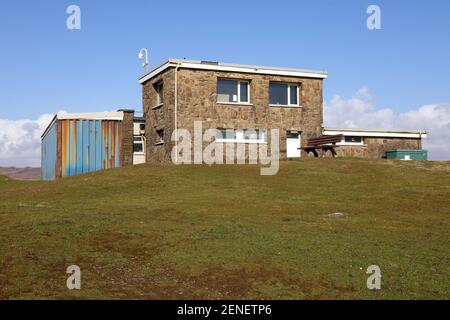 Dieser Aussichtspunkt liegt am prominentesten Punkt der Landzunge am Strand von Ogmore am Meer und bietet einen Blick auf die kilometerlange Küste in der Umgebung. Stockfoto