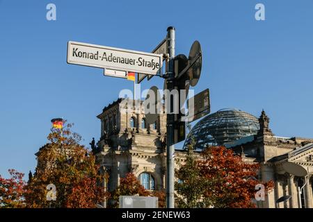 Die Konrad-Adenauer-Straßenplakette in der Nähe des Reichstags in Berlin. Stockfoto