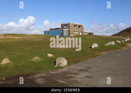 Dieser Aussichtspunkt liegt am prominentesten Punkt der Landzunge am Strand von Ogmore am Meer und bietet einen Blick auf die kilometerlange Küste in der Umgebung. Stockfoto