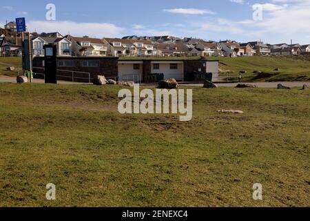 Der Toilettenblock in der Flussmündung Parkplatz bei Ogmore am Meer an einem sonnigen Tag im Winter an einem schönen Strand sehr beliebt bei Besuchern gelegen. Stockfoto