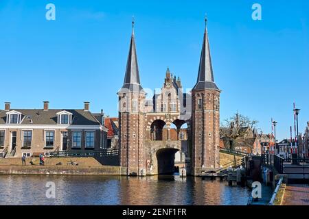 Blick auf den Waterpoort aus dem 15. Jahrhundert oder Hoogendster Pijp in Sneek. Ein Wassertor in der Verteidigungsmauer, das die Stadt mit dem Wasserweg verbindet. Stockfoto