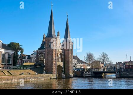 Blick auf den Waterpoort aus dem 15. Jahrhundert oder Hoogendster Pijp in Sneek. Ein Wassertor in der Verteidigungsmauer, das die Stadt mit dem Wasserweg verbindet. Stockfoto