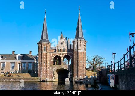 Blick auf den Waterpoort aus dem 15. Jahrhundert oder Hoogendster Pijp in Sneek. Ein Wassertor in der Verteidigungsmauer, das die Stadt mit dem Wasserweg verbindet. Stockfoto