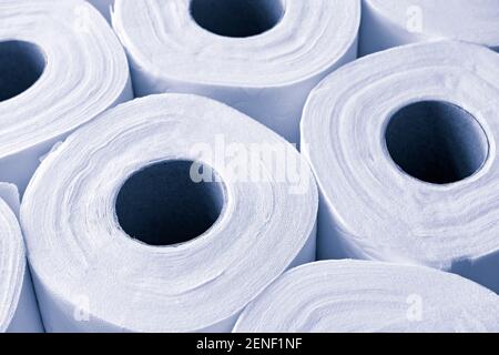 Nahaufnahme von Toilettenpapier in monochromem Blau. Symbolisiert die Versorgungsengpässe aufgrund der Coronavirus-Pandemie. Stockfoto