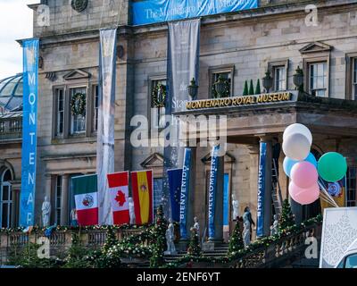 East Lothian, Schottland, Vereinigtes Königreich, 26th. Februar 2021. Princess Switch Drehort: Das Gosford House verwandelt sich in das Montenaro Royal Museum für einen Weihnachtsfilm des dritten Teils der romantischen Netflix-Komödie mit Vanessa Hudgens, Kränzen an den Fenstern, Weihnachtsbäumen und Dekorationen sowie Vorbereitungen für gefälschten Schnee. Die Banner und internationalen Flaggen deuten auf ein internationales Friedensereignis in der Handlung hin Stockfoto