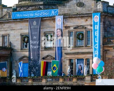 East Lothian, Schottland, Vereinigtes Königreich, 26th. Februar 2021. Princess Switch Drehort: Das Gosford House verwandelt sich in das Montenaro Royal Museum für einen Weihnachtsfilm des dritten Teils der romantischen Netflix-Komödie mit Vanessa Hudgens, Kränzen an den Fenstern, Weihnachtsbäumen und Dekorationen sowie Vorbereitungen für gefälschten Schnee. Die Banner und internationalen Flaggen deuten auf ein internationales Friedensereignis in der Handlung hin Stockfoto