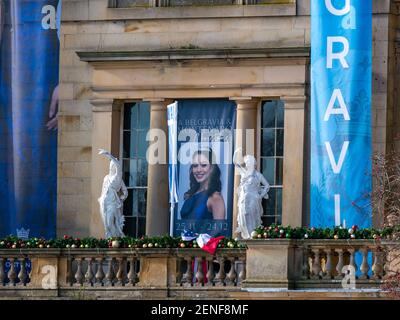 East Lothian, Schottland, Vereinigtes Königreich, 26th. Februar 2021. Princess Switch Drehort: Das Gosford House verwandelt sich in das Montenaro Royal Museum für einen Weihnachtsfilm des dritten Teils der romantischen Netflix-Komödie mit Vanessa Hudgens, Kränzen an den Fenstern, Weihnachtsbäumen und Dekorationen sowie Vorbereitungen für gefälschten Schnee. Die Banner und internationalen Flaggen deuten auf ein internationales Friedensereignis in der Handlung hin Stockfoto