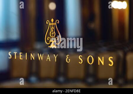 Lviv, Ukraine - 12. Juni 2020: Steinway & Sons Logo auf schwarzem Hammerflügel Stockfoto