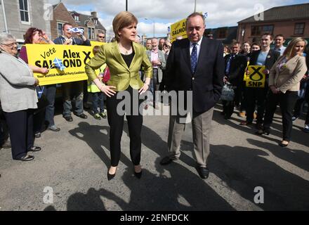 Datei-Foto vom 18/4/2015 von Nicola Sturgeon mit Alex Salmond während des Wahlkampfs in Inverurie im Wahlkreis Gordon. Der ehemalige erste Minister Alex Salmond, der vor dem Ausschuss für die Behandlung von Belästigungsbeschwerden der schottischen Regierung Beweise vorlegte, sagte, es sei "eine kalkulierte und absichtliche Unterdrückung von wichtigen Beweisen" gegeben worden. Ausgabedatum: Freitag, 26. Februar 2021. Stockfoto