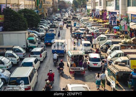 9. Februar 2016: Zegyo Markt, der älteste und wichtigste Markt im Zentrum von Mandalay, Myanmar. Es wurde während der Regierungszeit von König Mindon gegründet, Stockfoto