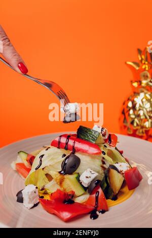 Set von Salaten auf dunklem Hintergrund. Griechischer Salat, Caesar Salat, Gemüsesalat Stockfoto