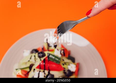 Set von Salaten auf dunklem Hintergrund. Griechischer Salat, Caesar Salat, Gemüsesalat Stockfoto