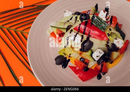 Set von Salaten auf dunklem Hintergrund. Griechischer Salat, Caesar Salat, Gemüsesalat Stockfoto