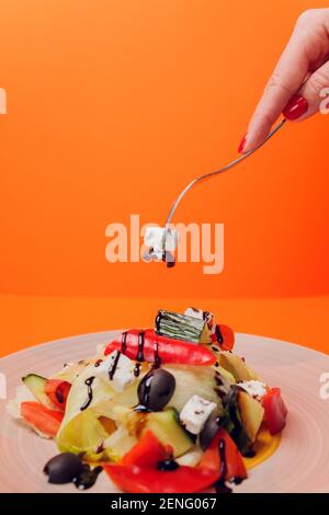 Set von Salaten auf dunklem Hintergrund. Griechischer Salat, Caesar Salat, Gemüsesalat Stockfoto