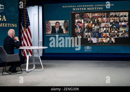 Gouverneur Andrew Cuomo (Demokrat von New York) spricht, während US-Präsident Joe Biden zuhört, während sie am Wintertreffen der National Governors Association im Weißen Haus am Donnerstag, den 25. Februar 2021 teilnehmen. Kredit: Doug Mills/Pool über CNP /MediaPunch Stockfoto