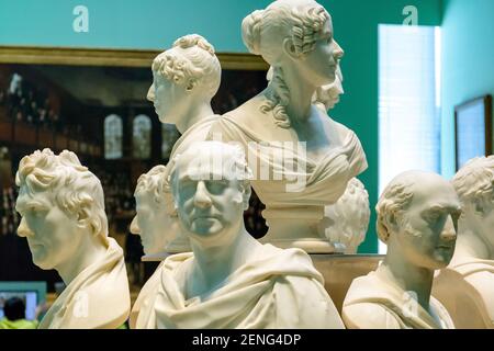 England, London, Trafalgar Square, die National Portrait Gallery, Anzeige von Marmorbüsten von deutlichen historische Figuren Stockfoto
