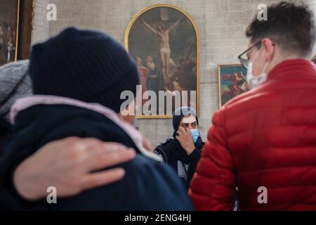 Seit etwa 3 Wochen besetzen mehr als hundert Personen ohne Papiere (Männer, Frauen, Kinder) die Kirche der Beginenstadt in der belgischen Hauptstadt. Die meisten von ihnen kommen aus verschiedenen Hintergründen und sind seit vielen Jahren in Belgien. Diese Aktion hat zur Schaffung mehrerer Kollektive und mit der Zustimmung des Pfarrers geführt, einen Dialog mit den Behörden zu eröffnen, um Lösungen für diese Menschen in einer prekären Situation zu finden, insbesondere in Zeiten der Gesundheitskrise. Stockfoto