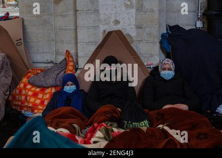 Seit etwa 3 Wochen besetzen mehr als hundert Personen ohne Papiere (Männer, Frauen, Kinder) die Kirche der Beginenstadt in der belgischen Hauptstadt. Die meisten von ihnen kommen aus verschiedenen Hintergründen und sind seit vielen Jahren in Belgien. Diese Aktion hat zur Schaffung mehrerer Kollektive und mit der Zustimmung des Pfarrers geführt, einen Dialog mit den Behörden zu eröffnen, um Lösungen für diese Menschen in einer prekären Situation zu finden, insbesondere in Zeiten der Gesundheitskrise. Stockfoto