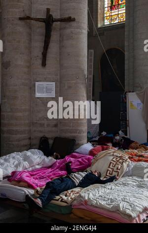 Seit etwa 3 Wochen besetzen mehr als hundert Personen ohne Papiere (Männer, Frauen, Kinder) die Kirche der Beginenstadt in der belgischen Hauptstadt. Die meisten von ihnen kommen aus verschiedenen Hintergründen und sind seit vielen Jahren in Belgien. Diese Aktion hat zur Schaffung mehrerer Kollektive und mit der Zustimmung des Pfarrers geführt, einen Dialog mit den Behörden zu eröffnen, um Lösungen für diese Menschen in einer prekären Situation zu finden, insbesondere in Zeiten der Gesundheitskrise. Stockfoto