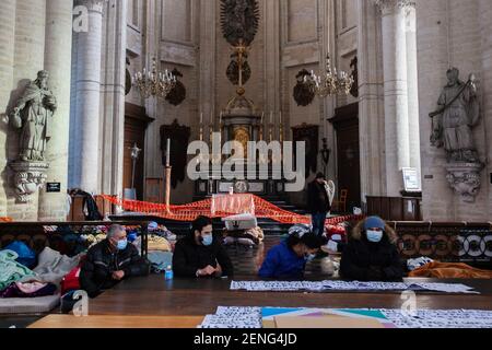 Seit etwa 3 Wochen besetzen mehr als hundert Personen ohne Papiere (Männer, Frauen, Kinder) die Kirche der Beginenstadt in der belgischen Hauptstadt. Die meisten von ihnen kommen aus verschiedenen Hintergründen und sind seit vielen Jahren in Belgien. Diese Aktion hat zur Schaffung mehrerer Kollektive und mit der Zustimmung des Pfarrers geführt, einen Dialog mit den Behörden zu eröffnen, um Lösungen für diese Menschen in einer prekären Situation zu finden, insbesondere in Zeiten der Gesundheitskrise. Stockfoto