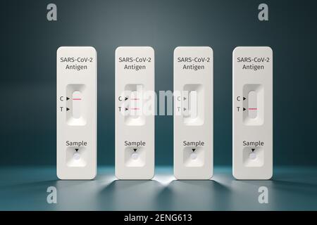 Schnelltest für Covid-19 / SARS-CoV-2 Infektionskonzept: Vier Rapid Antigen Test Kits. Ein negatives Ergebnis (Linie bei C), ein positives Ergebnis (Linie bei C und Stockfoto