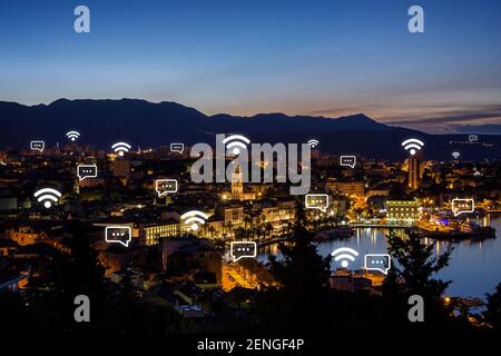 Blick auf die historische Altstadt von Split und darüber hinaus von oben in Kroatien in der Abenddämmerung. Drahtlose Netzwerkverbindung, WLAN, Smart City und Online-Messaging-Konzept Stockfoto