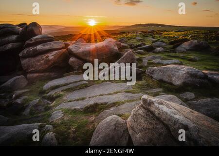 Sonnenuntergang am Higger Tor im Peak District, UK.Sonnenuntergang über Hügeln und Moorland mit Felsen.ruhige Landschaft am Abend Stockfoto