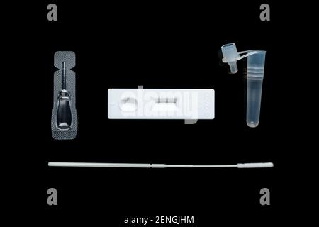 Alle Teile des sars-COV-2 Rapid Antigen Testkits auf schwarz Oberfläche flach legen Stockfoto