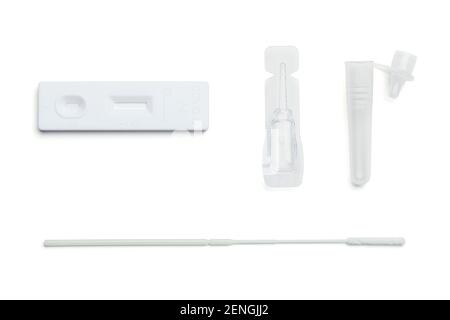 Alle Teile des sars-COV-2 Rapid Antigen Test Kit flach liegend Isoliert auf weißem Hintergrund Stockfoto