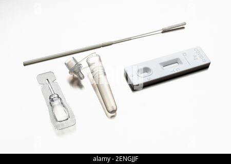 Alle Teile des sars-COV-2 Rapid Antigen Test Kits auf Edelstahl Stahloberfläche Stockfoto