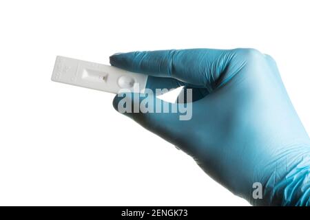 Hand in Einweghandschuh mit negativem sars-COV-2 Schnellantigen-Test Isoliert auf weißem Hintergrund Stockfoto