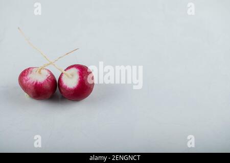 Draufsicht auf zwei frische Radieschen auf weißem Hintergrund Stockfoto