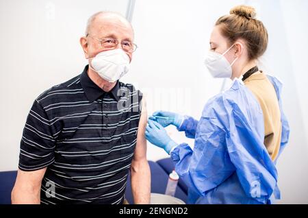 Bremen, Deutschland. Februar 2021, 26th. Heinrich Atoni erhält seine Impfung mit dem Pfizer/BioNTech-Impfstoff von Saskia Brinkmann, einem impfungsberechtigten Soldaten der Bundeswehr, im Impfzentrum in der Messehalle. Quelle: Hauke-Christian Dittrich/dpa Pool/dpa/Alamy Live News Stockfoto