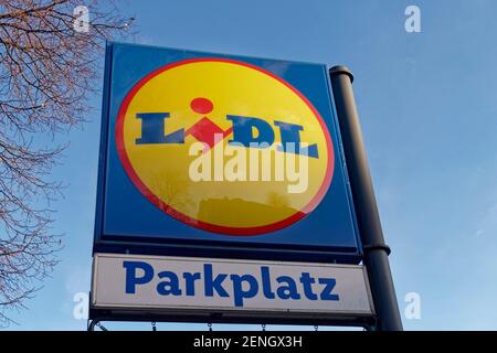 Discounter Lidl, Logo, Schild, Parkplatz, Deutschland, Europa Stockfoto